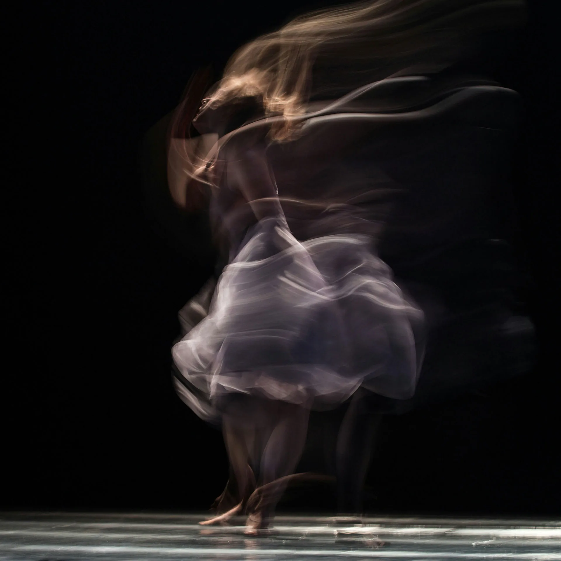 Dansare på scenen i röresleoskärpa