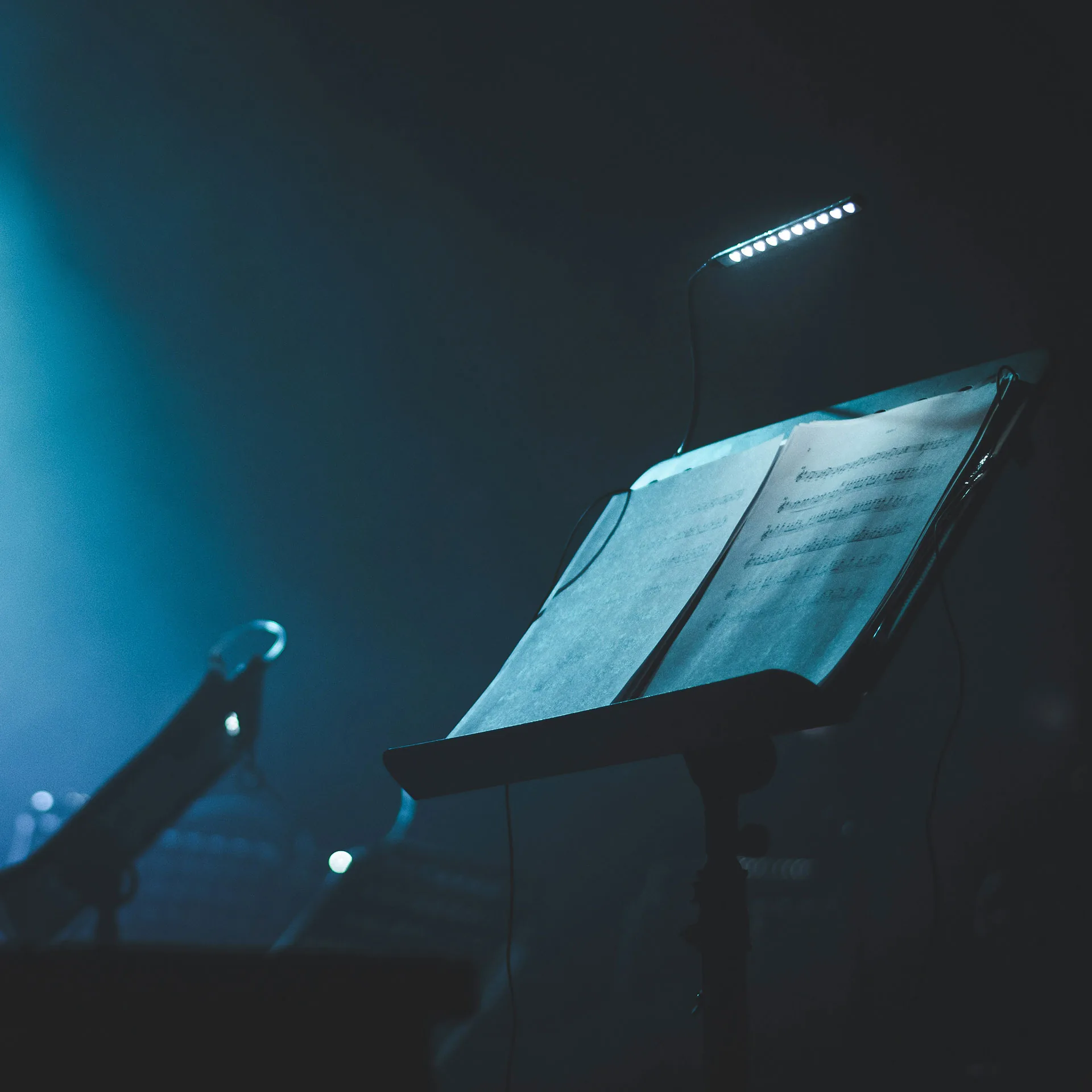 Notställ på en scen med blått ljus